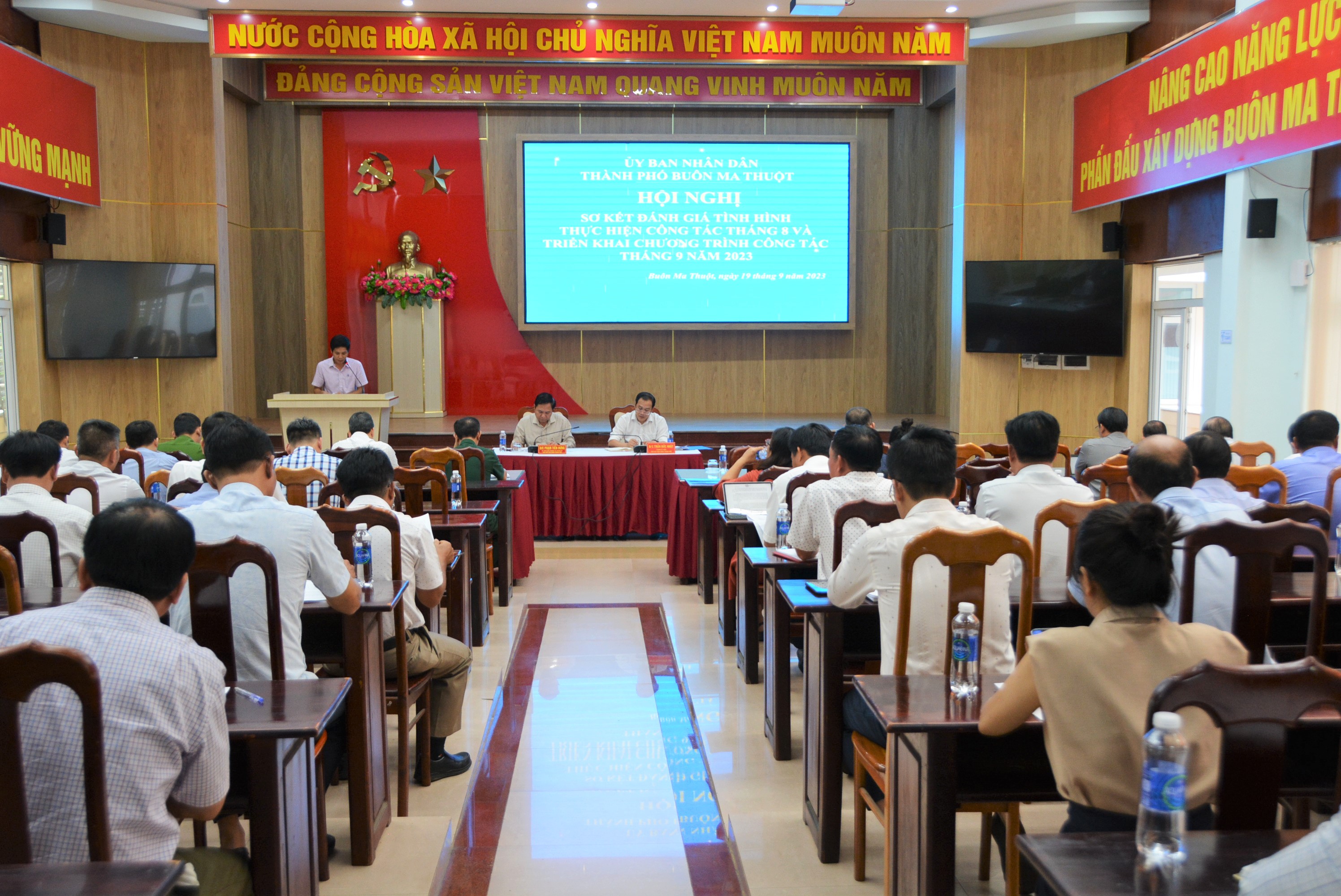 UBND TP. Buôn Ma Thuột: Hội nghị đánh giá tình hình hoạt động công tác tháng 8 năm 2023